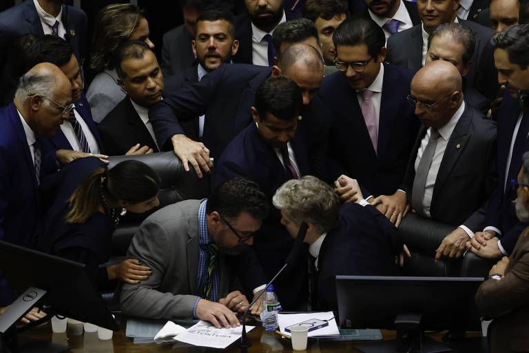 Câmara manda denúncias de motim ao corregedor e adia afastamento de cinco deputados - Imagem do artigo original