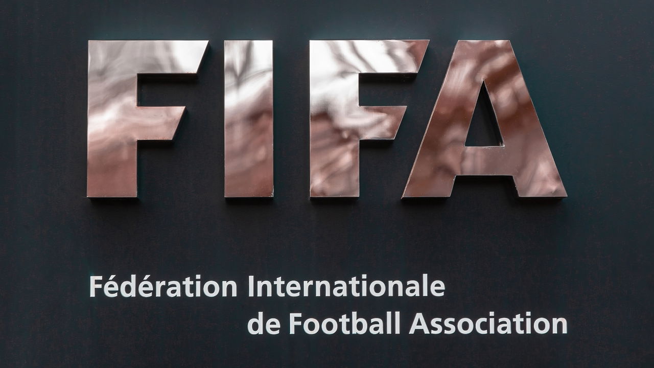 FIFA estuda proibir transferências internas entre clubes do mesmo grupo e muda cenário do futebol - Imagem do artigo original