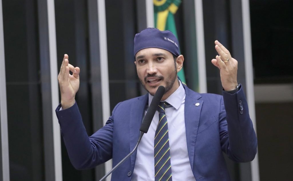Deputado é citado por usar textos de lobista da Meta em emendas ao PL que visa proteger crianças na internet - Imagem do artigo original