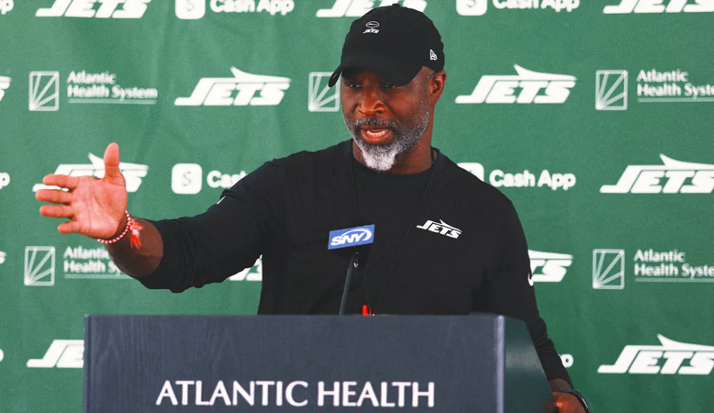 Aaron Glenn emociona-se em treino dos Jets e garante rigor contra penalidades - Imagem do artigo