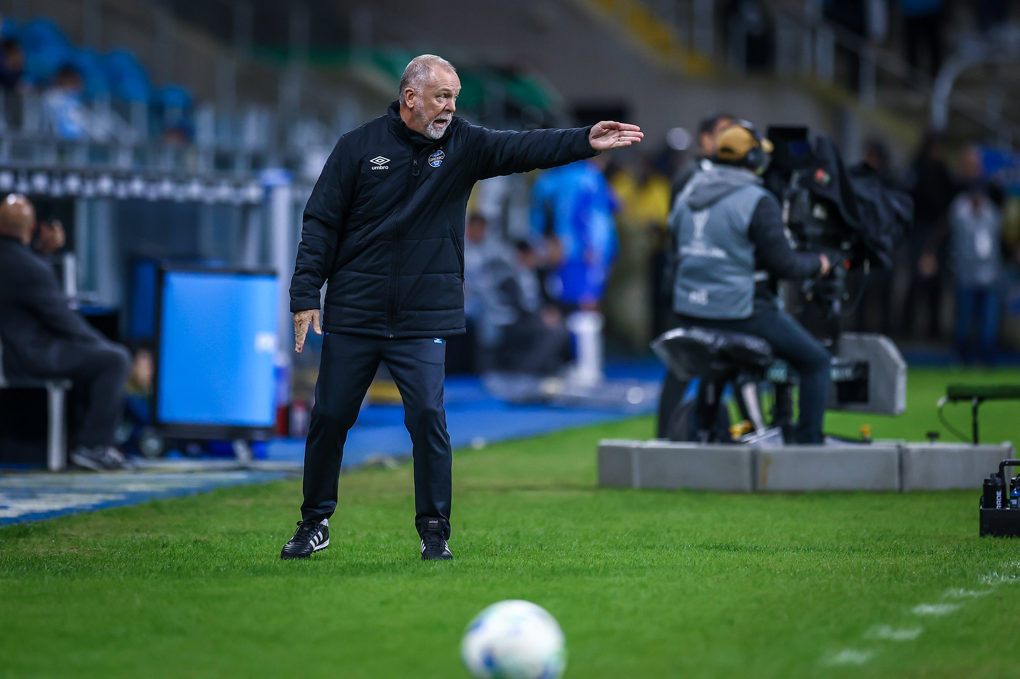 Derrota para lanterna expõe Mano Menezes a vaias e pressão no Grêmio - Imagem do artigo