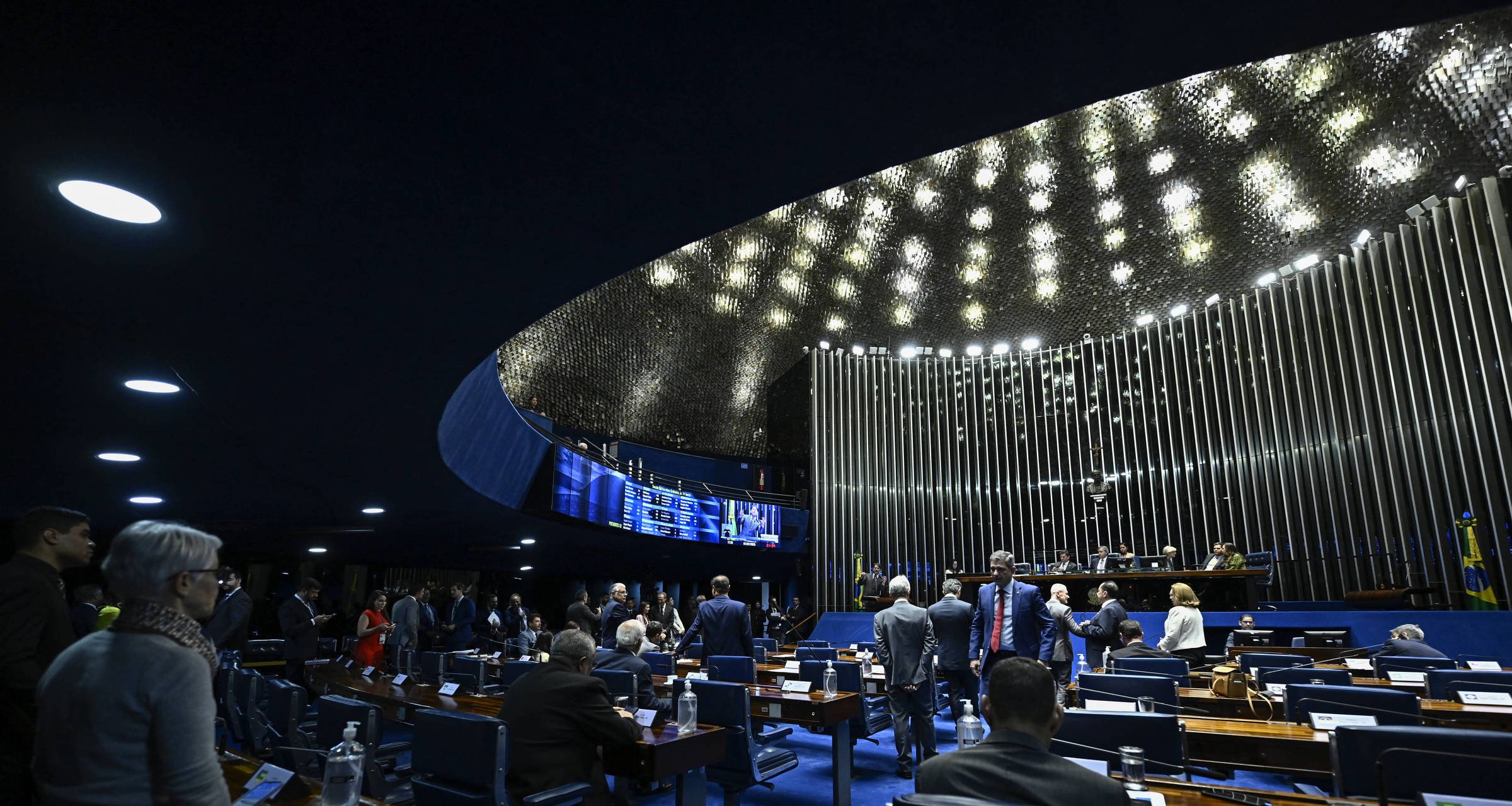 Verba individual de senadores supera orçamento de 44% dos municípios do país - Imagem do artigo