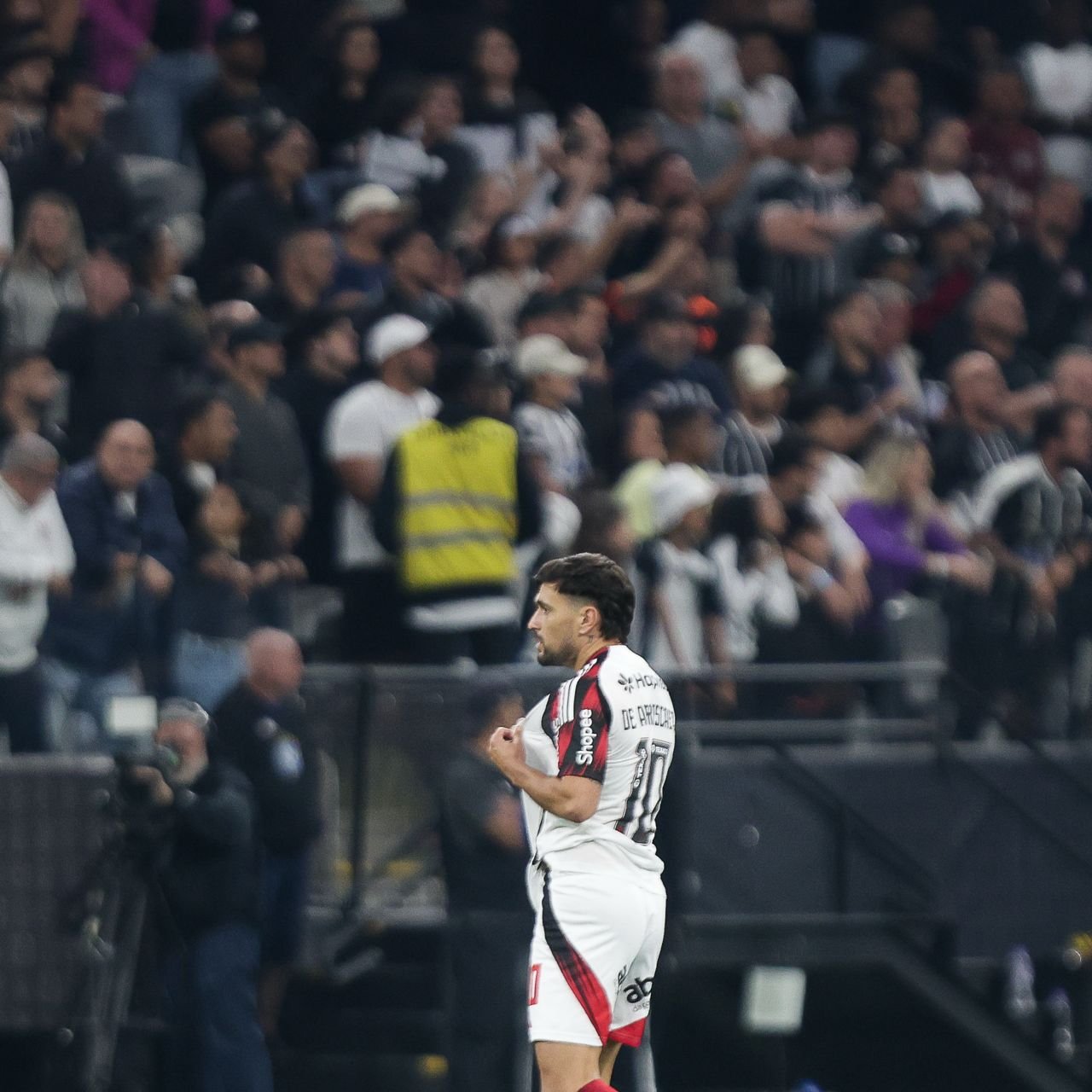Flamengo vence Corinthians e abre 4 pontos na liderança - Imagem do artigo