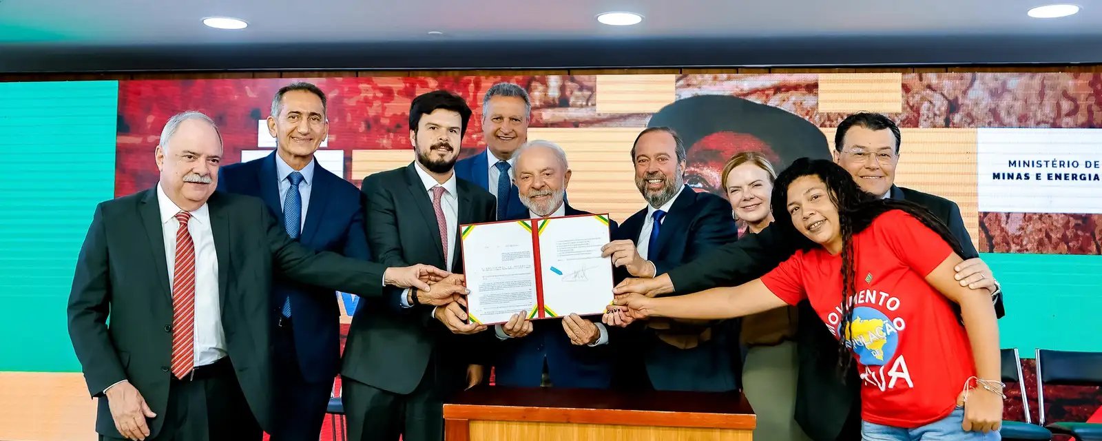 Conta de luz gratuita para baixa renda vira lei - Imagem do artigo