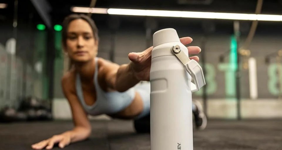Garrafas Stanley com desconto têm até 38% na Amazon - Imagem do artigo