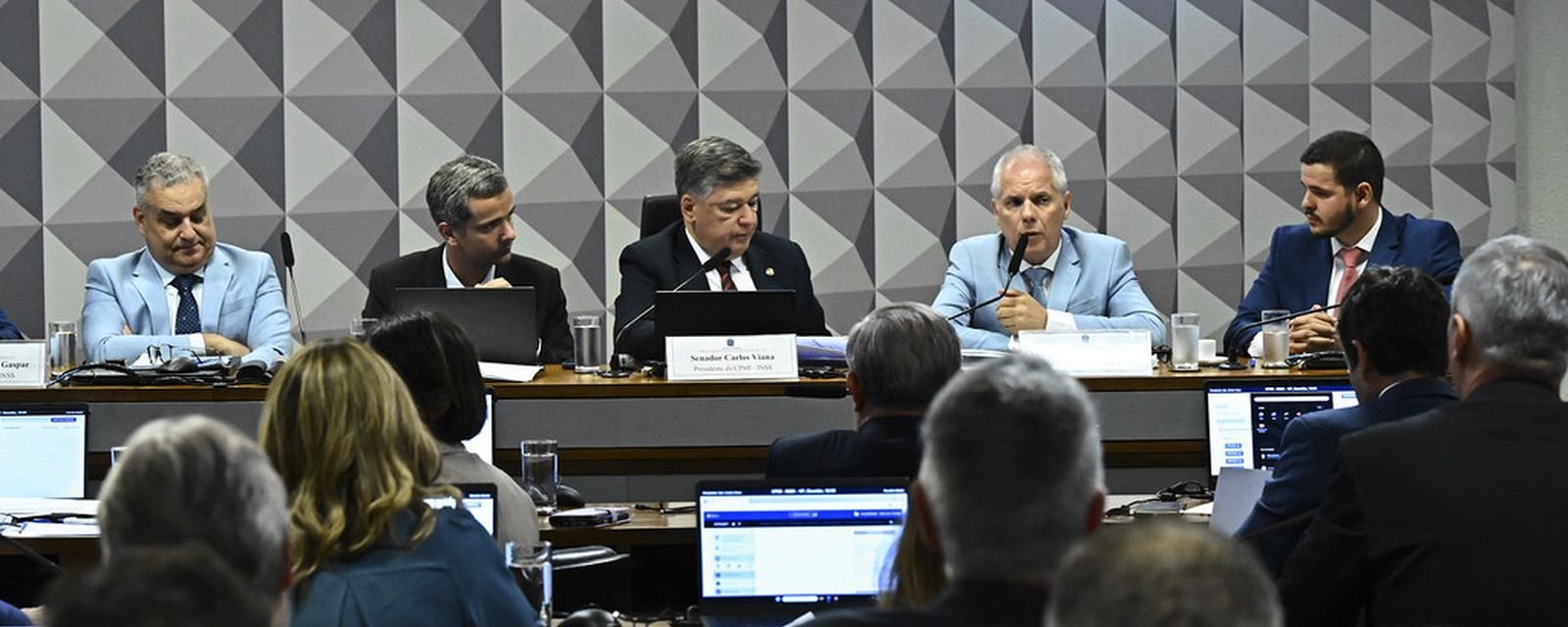 Ex-presidente do INSS se recusa a responder CPI - Imagem do artigo