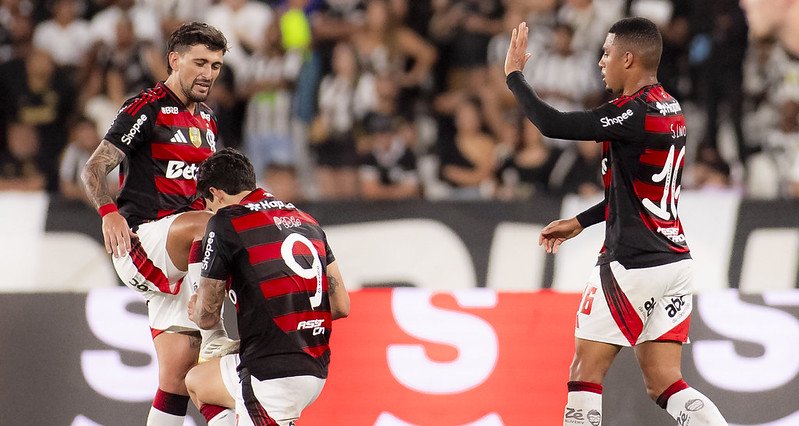Flamengo vence o Botafogo e encosta no líder Palmeiras - Imagem do artigo