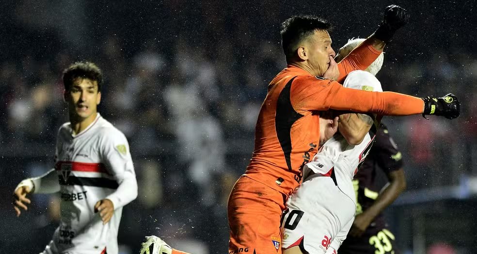 Goleiro da LDU sofre lesão grave e desfalca Libertadores - Imagem do artigo