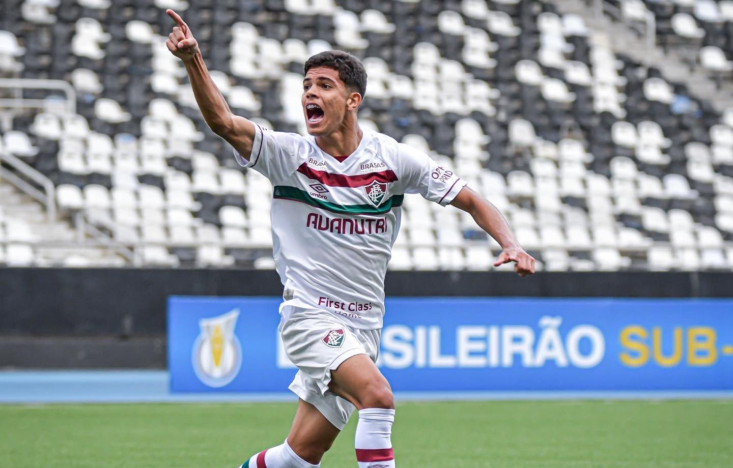 Botafogo sonda lateral do Fluminense Júlio Fidélis - Imagem do artigo