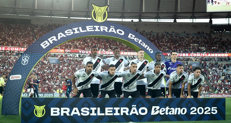 Meio-campo do Vasco: disputa entre Barros, Tchê Tchê ou Hugo - Imagem do artigo
